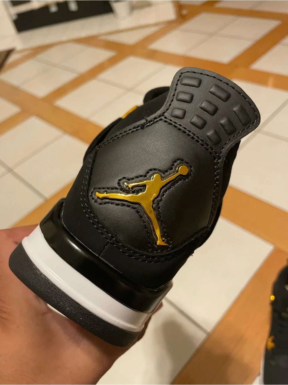 Jordan4 royalty Men’s Retro Sneakers (no box) was damaged